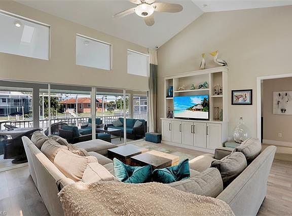 5th image of 390 Henderson Ct