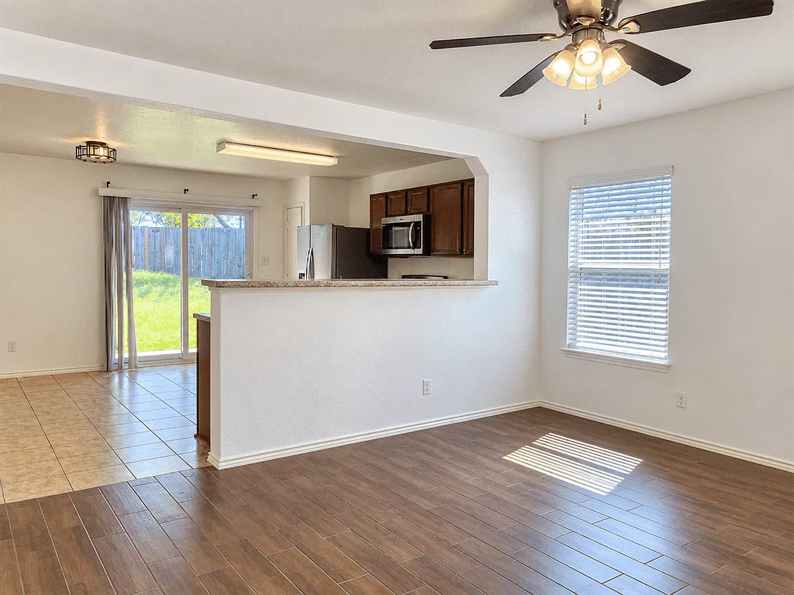 3 bed, 1200 sqft, $1,695 — Photo 2