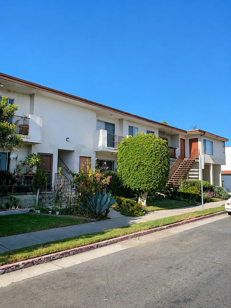 1205 Victoria Ave — Photo 3