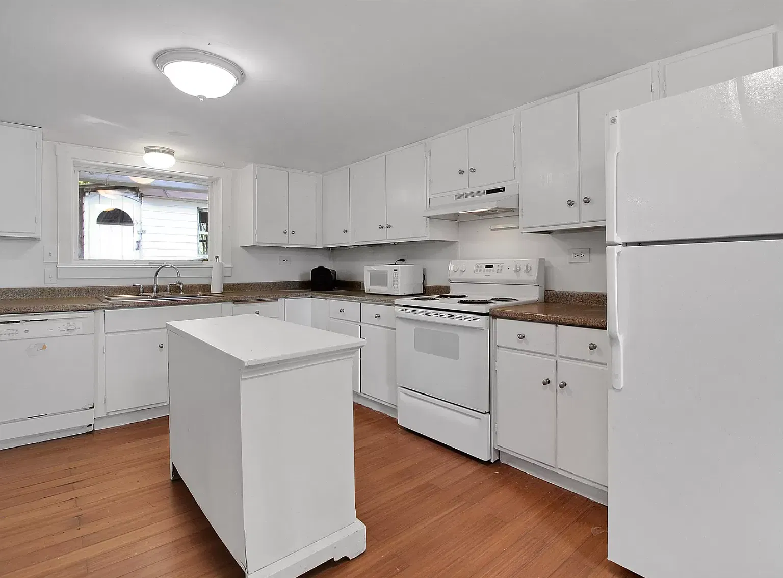 4 bed, 2161 sqft, $3,200 — Photo 2