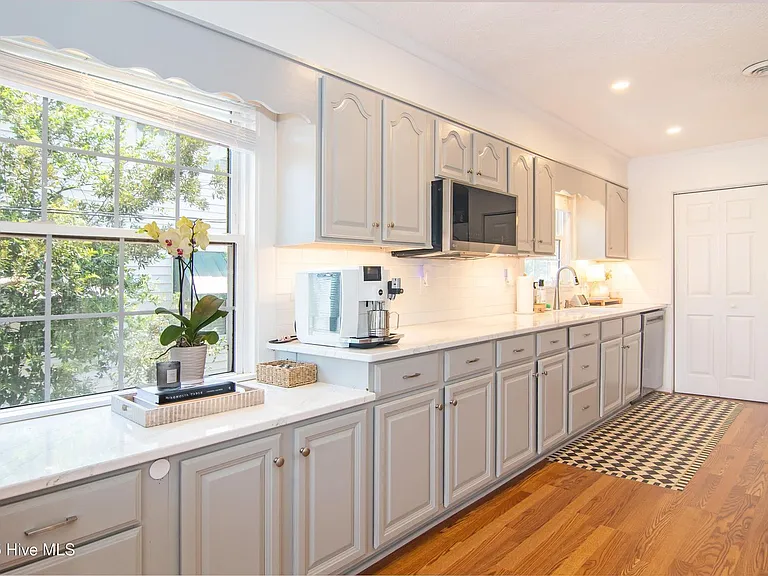 21 W Henderson St — Photo 24