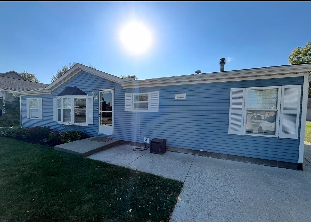 3 bed, 1323 sqft, $2,100 — Photo 1
