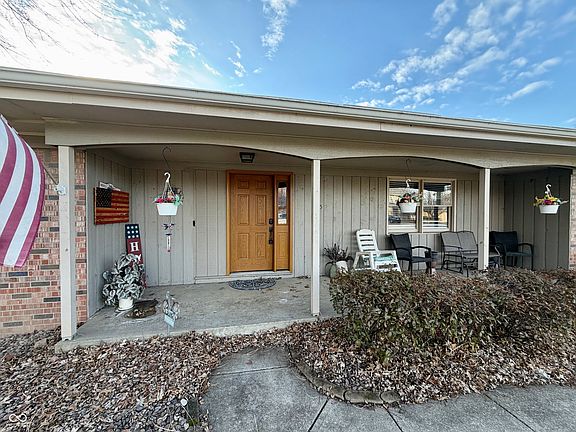 3rd image of 405 Greenacres Dr