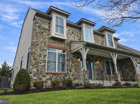 142 Lewis Washington Dr, Charles Town, WV 25414