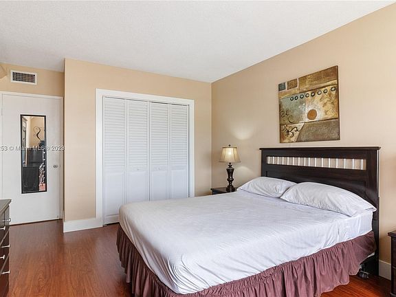 2nd image of 400 Kings Point Dr APT 521