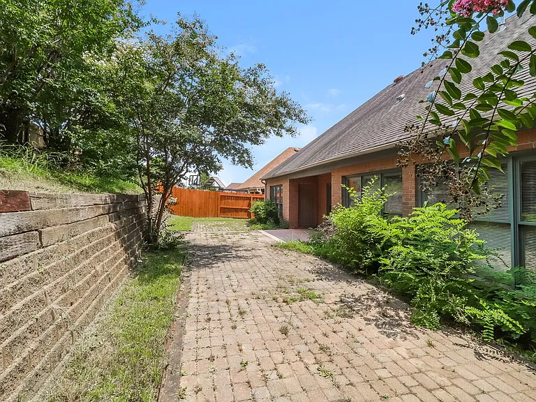 9224 Chimneyrock Blvd — Photo 16