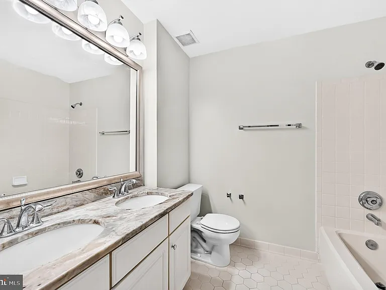 2207 Frank St — Photo 43