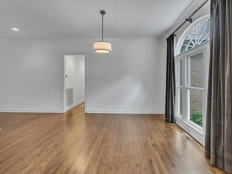 729 Harrow Ln — Photo 12