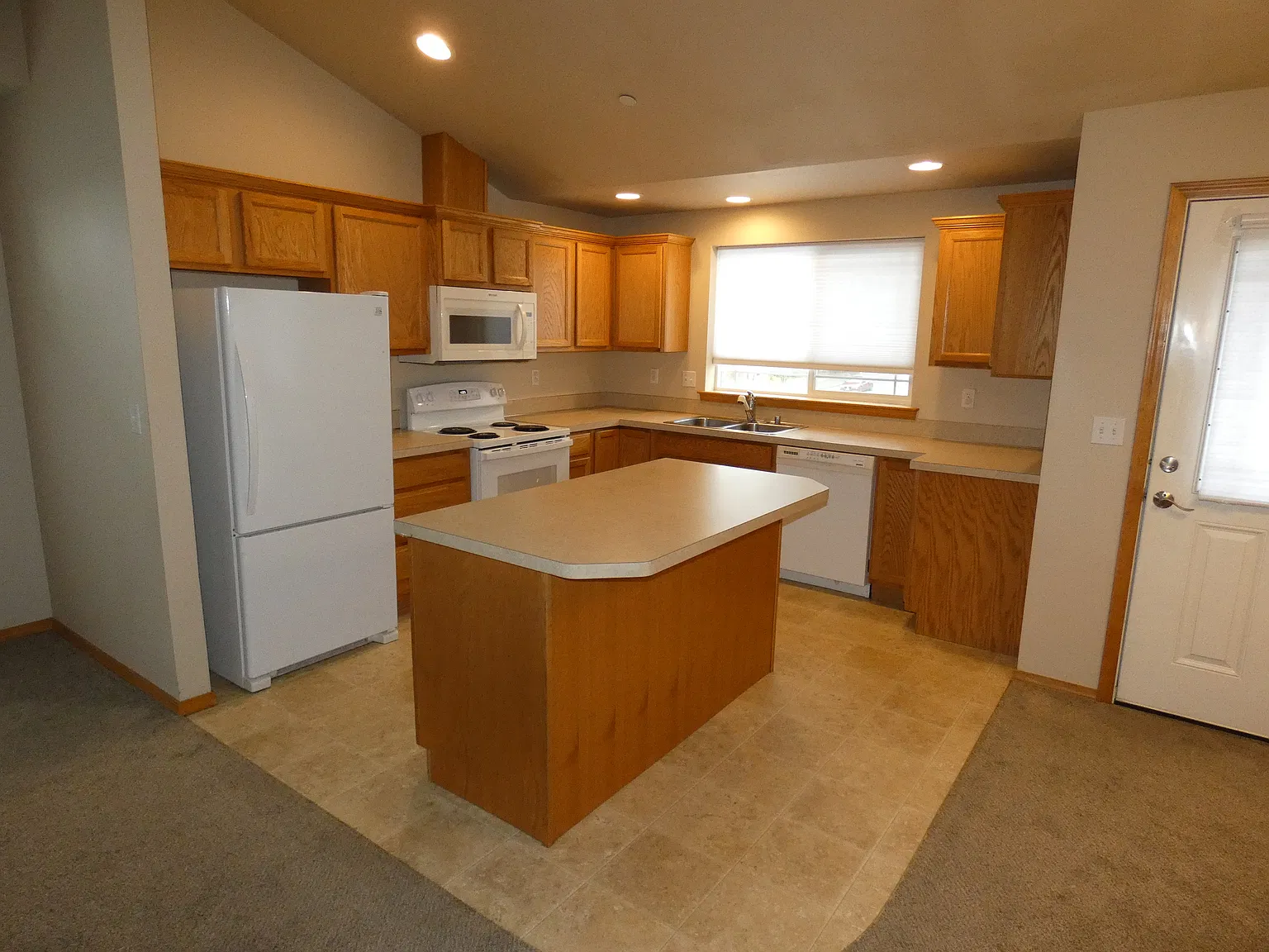 2 bed, 975 sqft, $1,675 — Photo 4