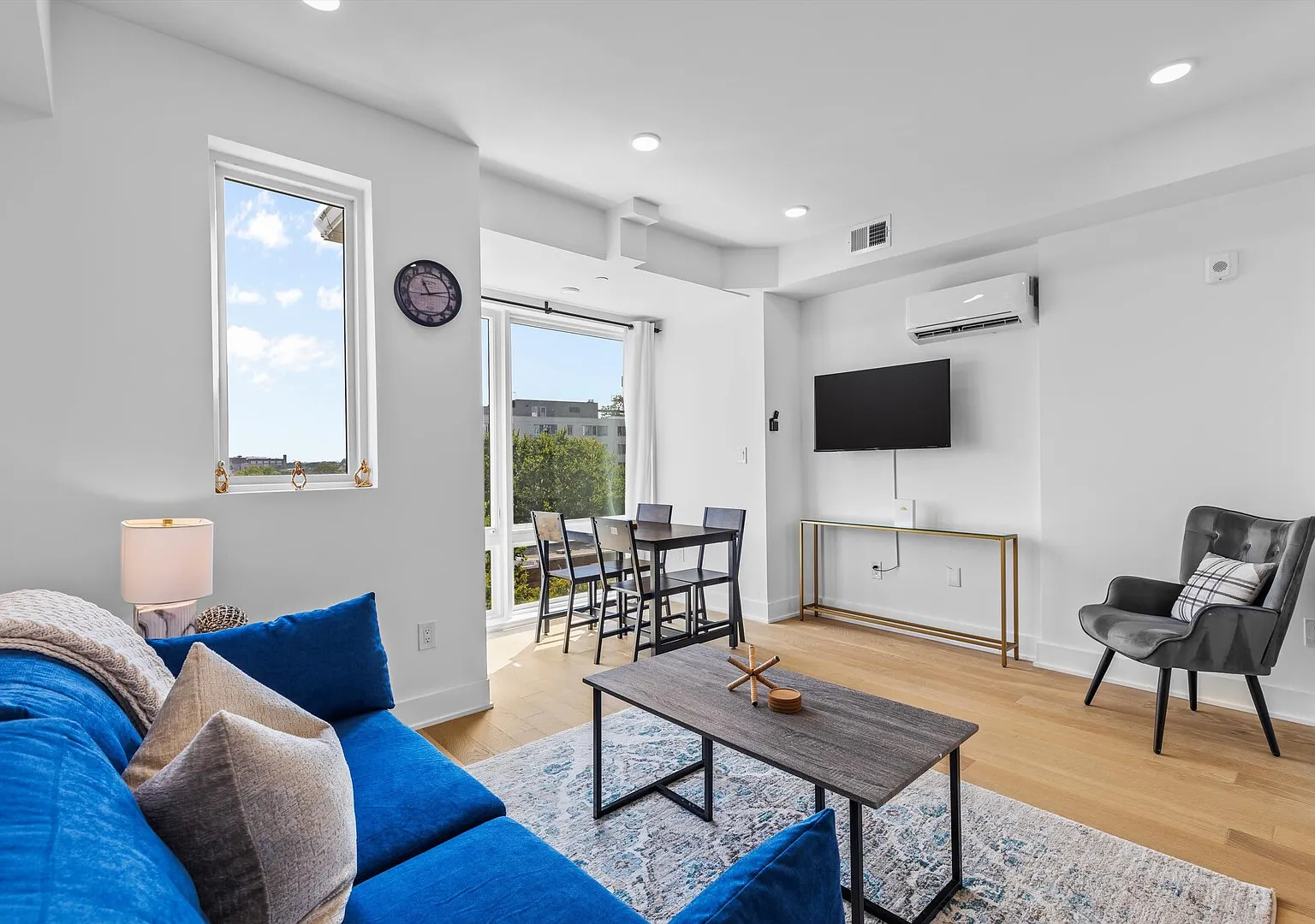 Modern and Stylish 2-Lvl 1-BR Penthouse Apt, Steps to H St — Photo 1