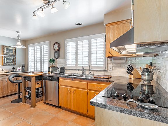 5th image of 205 Crestwood Ln