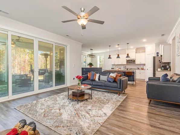 300 W Amber Oak Dr, Selma, NC 27576