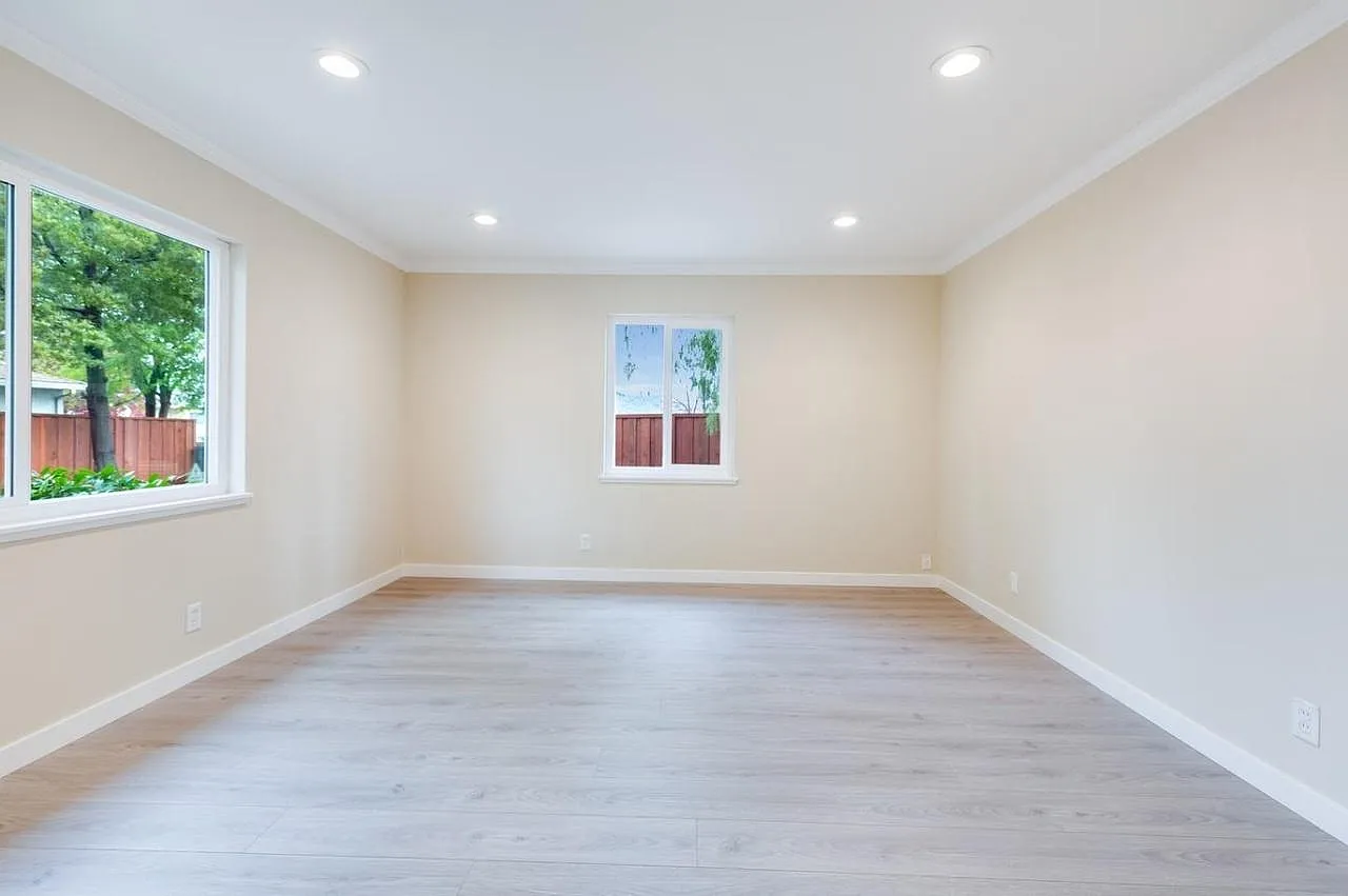 1380 Valota Rd — Photo 2