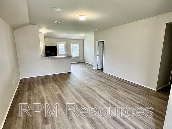 3rd image of 1820 Hayes Ln