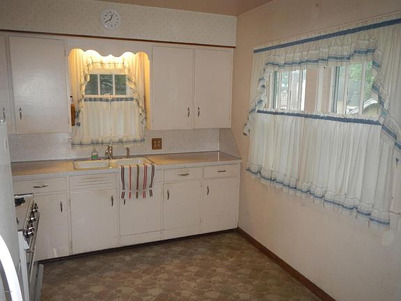 3rd image of 1209 Ecklund St NE