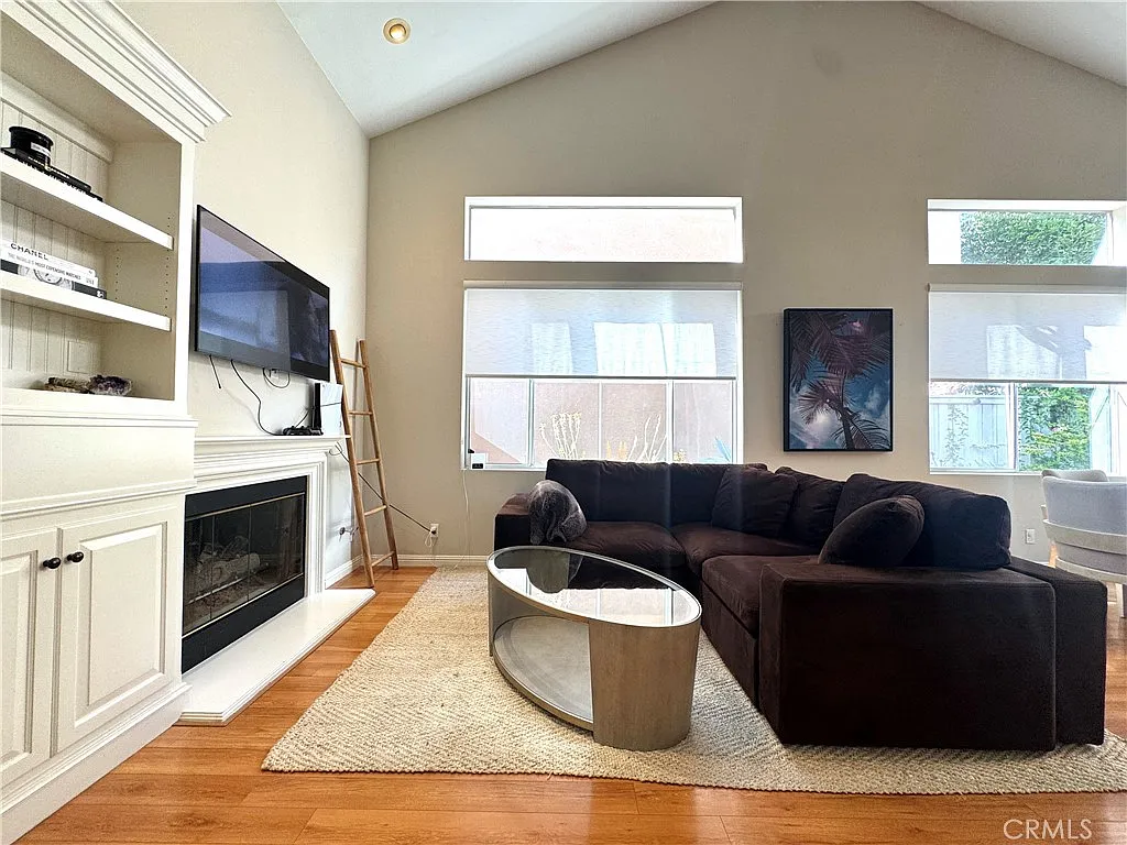 3 bed, 1351 sqft, $4,495 — Photo 2