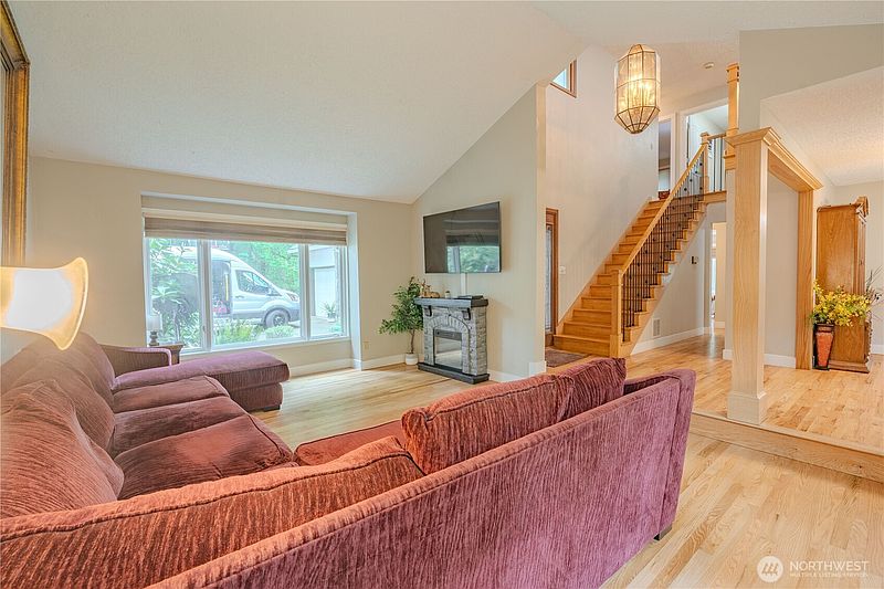 4th image of 14435 NE Valley View Lane