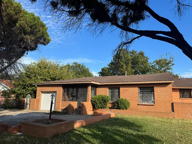 5525 Anderson St — Photo 1