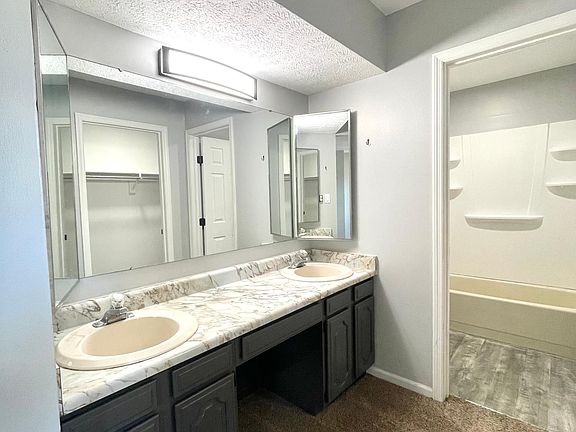 3rd image of 809 Ingersol Dr
