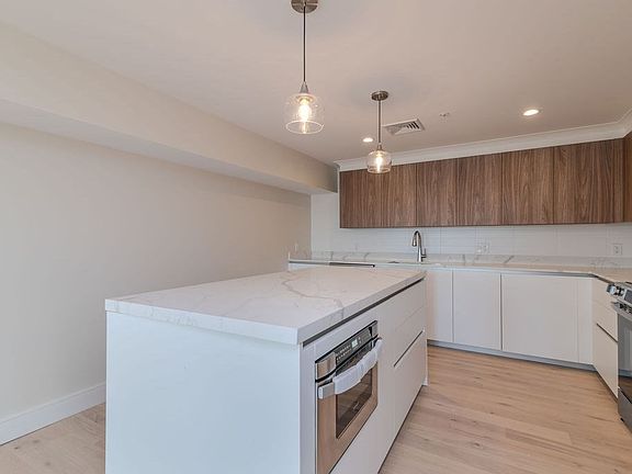 5th image of 488 Quincy Ave #1