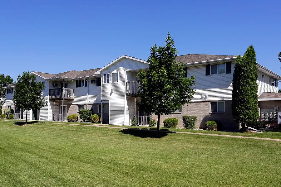 BREEZEWOOD APARTMENTS — Photo 2