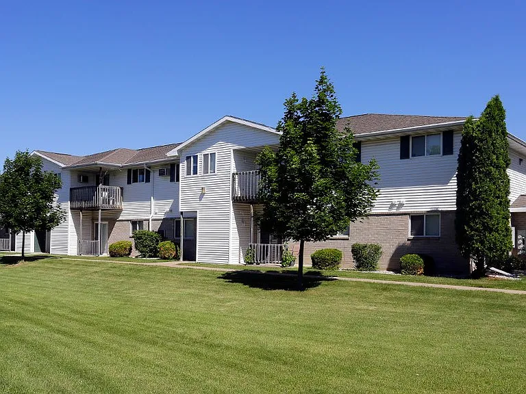 BREEZEWOOD APARTMENTS — Photo 2