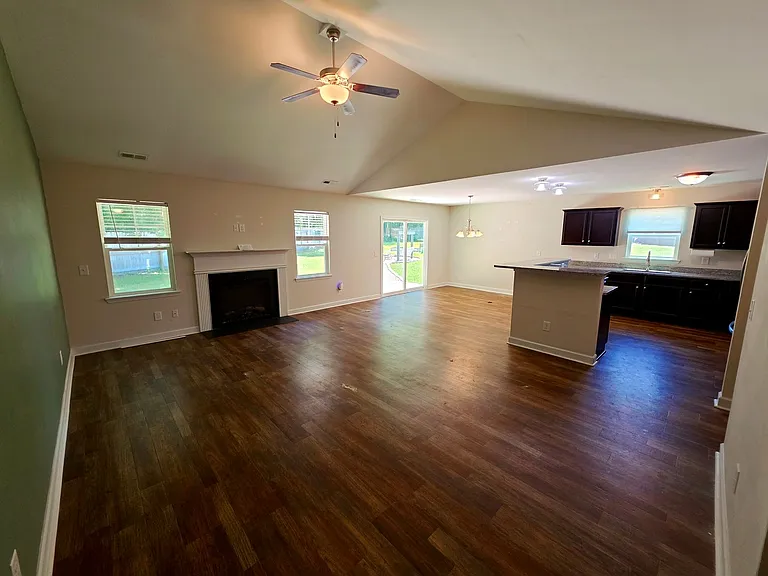 404 Christopher Columbus Ter — Photo 4