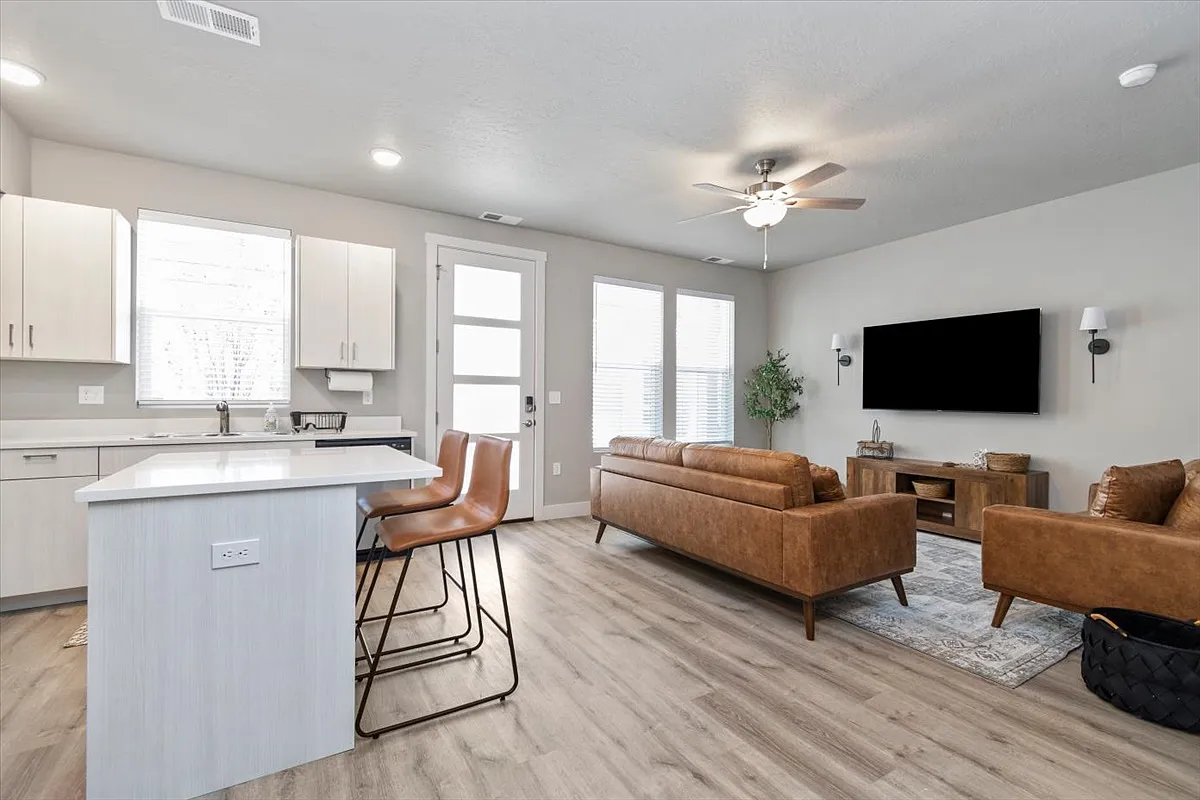 3 bed, 2.5 bath, 1347 sqft, $2,600 — Photo 3