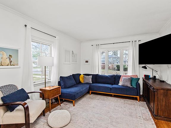 3rd image of 1019 Division St