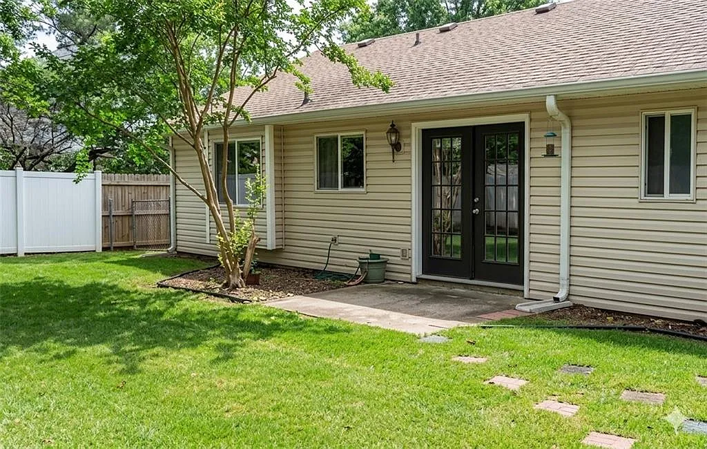3 bed, 2.0 bath, 1460 sqft, $2,000 — Photo 2