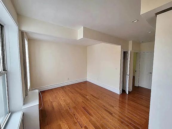 4th image of 204 W 10th St #95