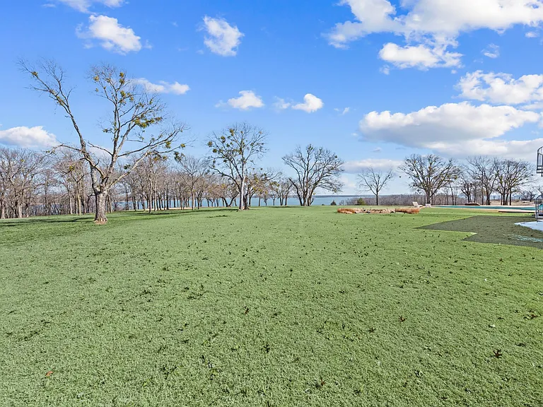 208 Highpoint Cir — Photo 43