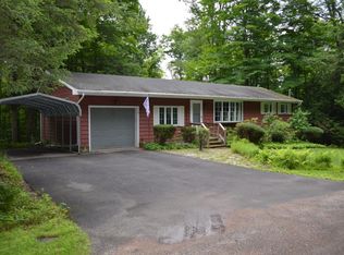 106 Old Schoolhouse Rd, Greentown, PA 18426