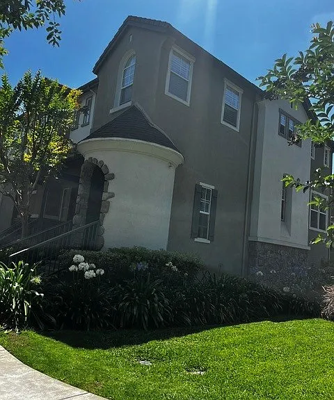 2 Benchmark Ln — Photo 2