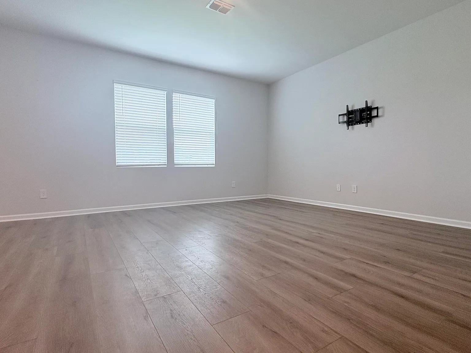 4 bed, 2.5 bath, 2322 sqft, $2,690 — Photo 4