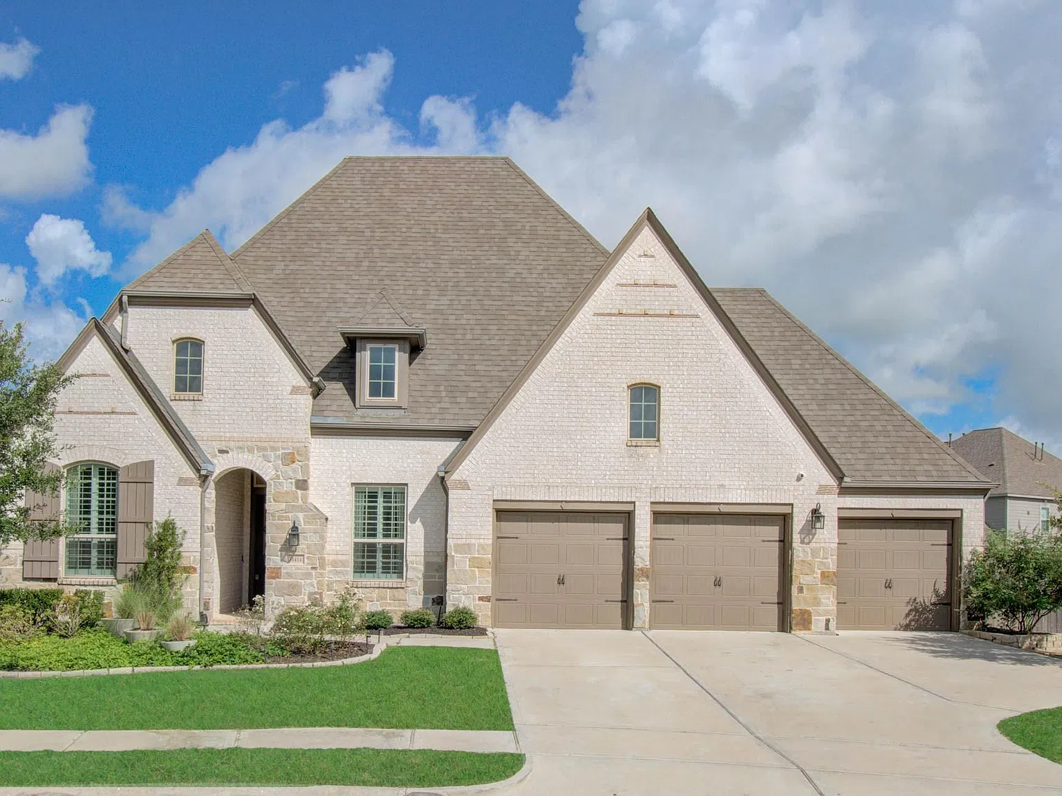 4 bed, 3.5 bath, 3007 sqft, $5,000 — Photo 1