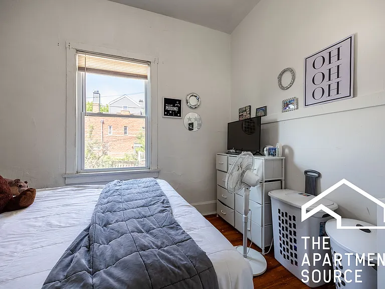 1245 W Barry Ave #B — Photo 9
