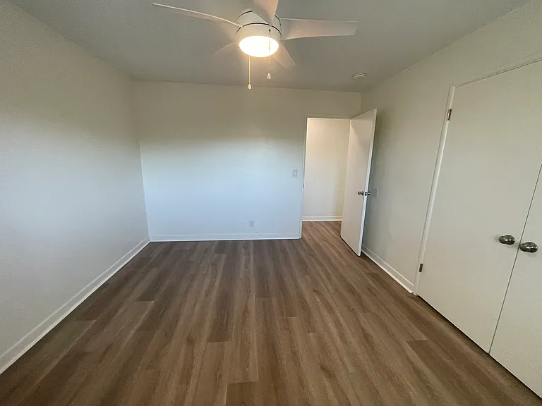 228 S Oak St — Photo 20