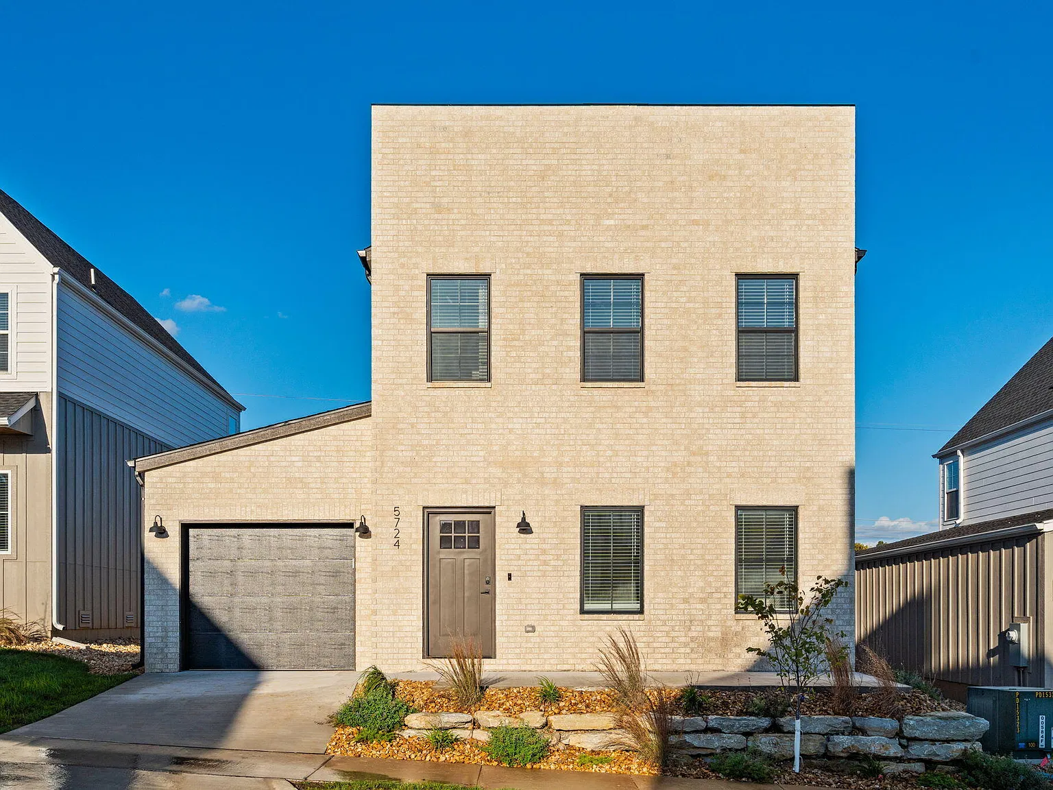 4 bed, 3.5 bath, 2100 sqft, $3,095 — Photo 1