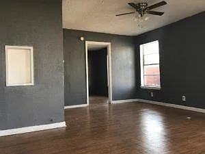 2115 Oakwood St — Photo 2