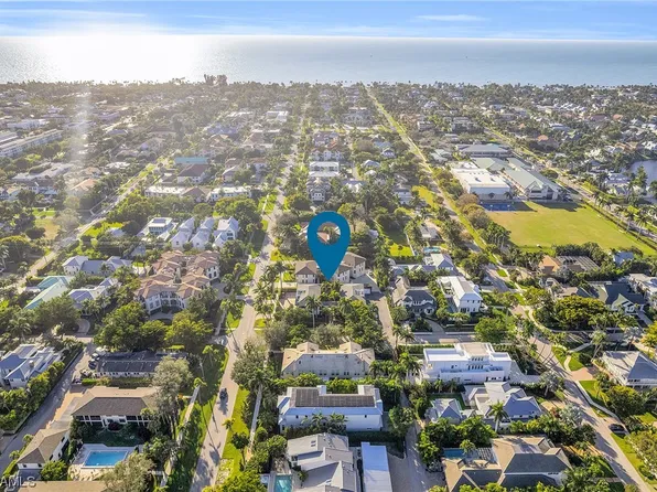 960 7th St S #204, Naples, FL 34102