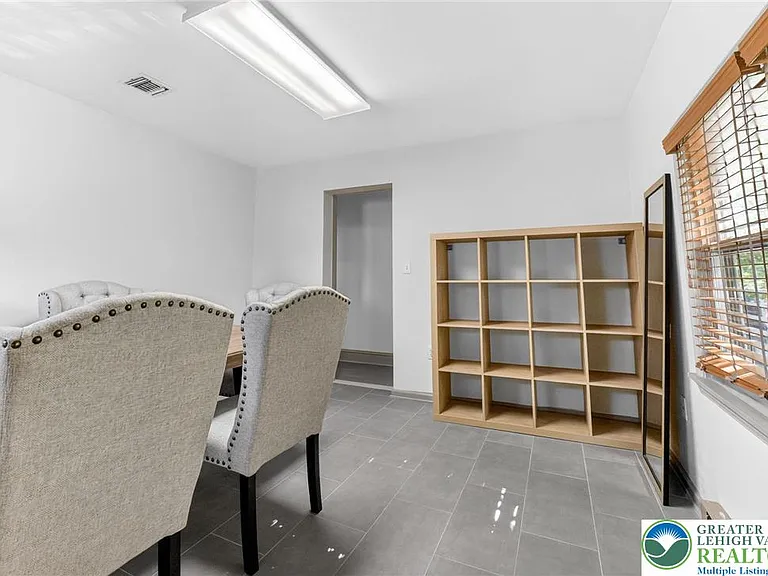 401 W Broad St — Photo 14