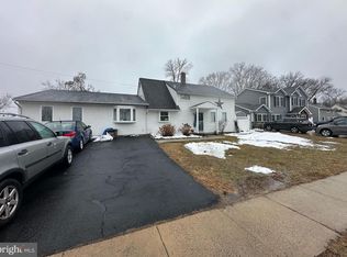 56 Goldenridge Dr, Levittown, PA 19057