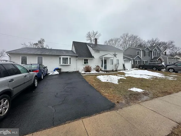 56 Goldenridge Dr, Levittown, PA 19057