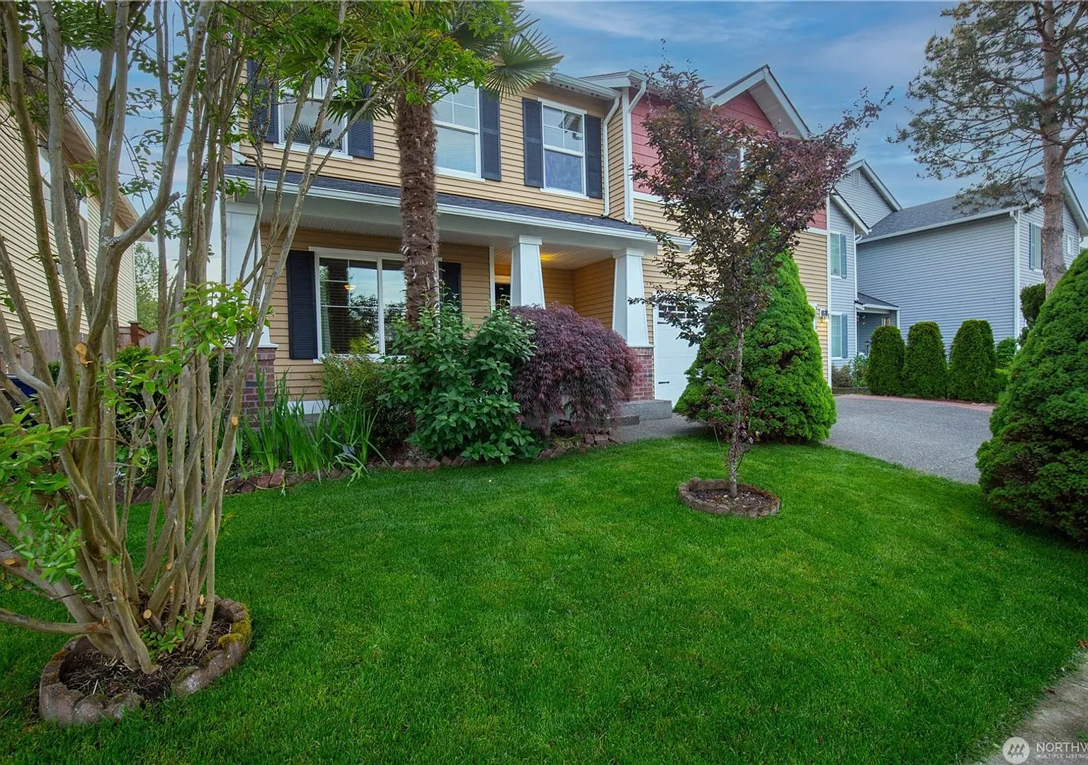 Federal Way large 3 bedroom home with 2.5 bathrooms and a lovely garden style back yard! Availabl... — Photo 1