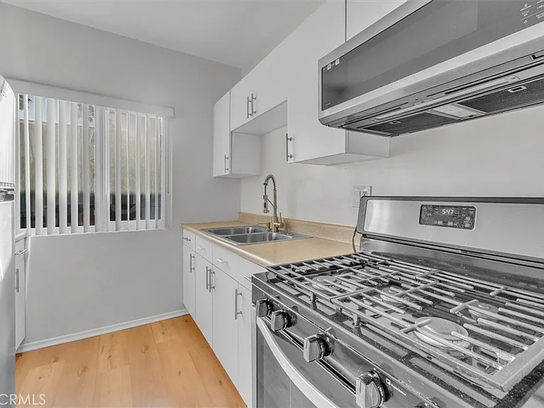 6643 De Longpre Ave #10 — Photo 11