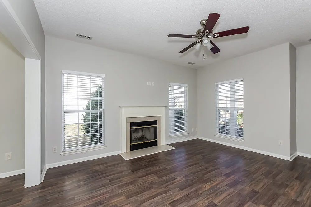 3 bed, 2.5 bath, 1617 sqft, $2,115 — Photo 3