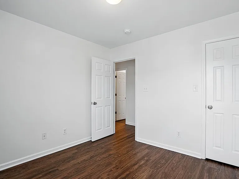 401 Whitehall Ct — Photo 15