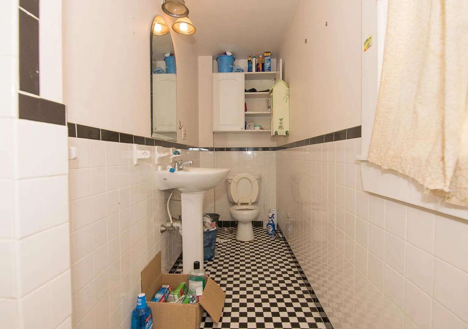 No brokers Fee, Large Unit in Lower Allston. Eat-in Kitchen, Big Bedrooms, Easy Street Parking — Photo 3