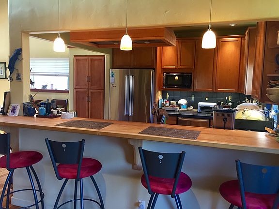 kitchen-bar opens onto the living room